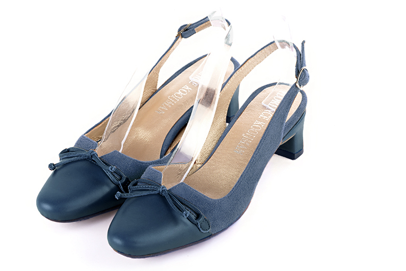 Denim blue women's open back shoes, with a knot. Round toe. Low kitten heels. Front view - Florence KOOIJMAN